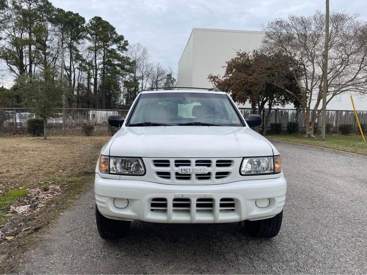 2001 white /Grey Isuzu Rodeo LS (4S2CK58W114) with an V6 engine, Auto transmission, located at 5700 Curlew Drive, Norfolk, VA, 23502, (757) 455-6330, 36.841885, -76.209412 - Photo#4